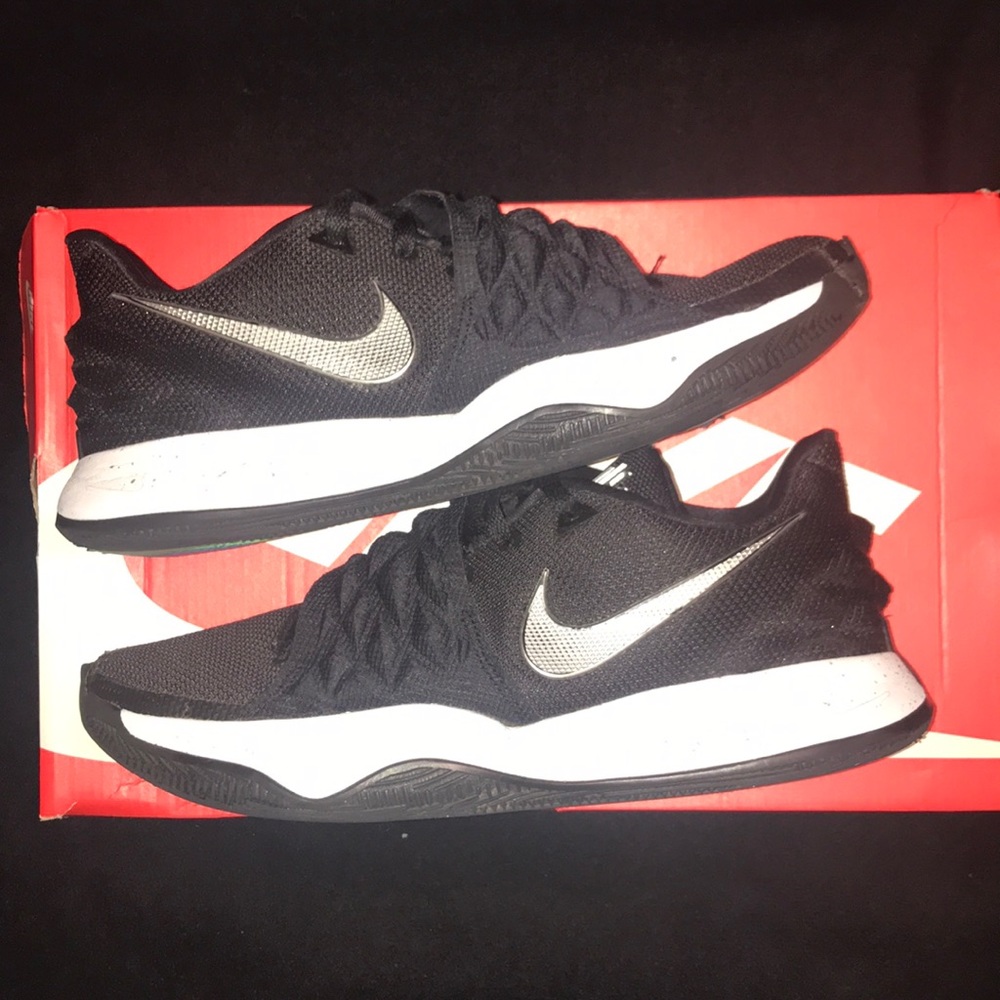 Kyrie Irving low 1’s 10.5 Black & silver swoosh - Picture 4 of 14